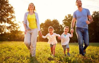 8659 de lei, valoarea coșului minim pentru o familie cu doi copii în România