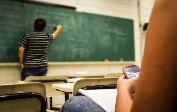 Profesor de religie, acuzat că şi-a agresat sexual o elevă în mod repetat