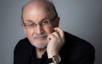 Salman Rushdie și-a pierdut vederea la un ochi și nu-și mai poate folosi o mână, după atac