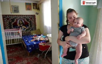 85% dintre mamele și gravidele minore abandonează școala – sondaj Salvați Copiii