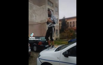 Elev filmat dansând pe mașina polițiștilor aflați în școală la o acțiune preventivă