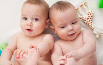 OFICIAL Indemnizațiile de creștere a copilului, majorate cu 50% pentru mamele de gemeni, tripleți sau multipleți