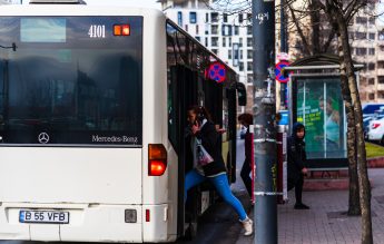 Ministerul Educației: Sume forfetare pentru transportul elevilor navetiști, aprobate prin OUG