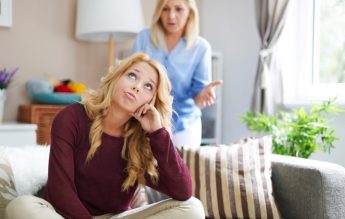 Tu știi cum să comunici cu copiii adolescenți? Provocările adolescenței – comunicarea „ușilor trântite”