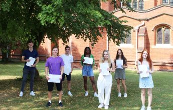 Concurs pentru burse de studiu în Marea Britanie pentru elevii de clasa a X-a, anunțat de Asociația Ține de noi