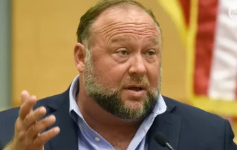 Conspiraționistul Alex Jones vrea să-și declare falimentul personal, după verdictele în cazul Sandy Hook