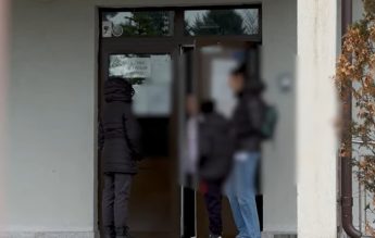 Dosar penal în cazul învățătoarei care a fost acuzată că a expus copiii la raze ultraviolete