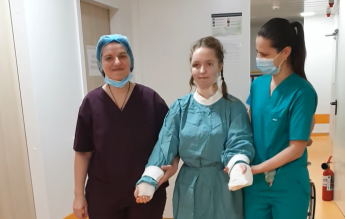 Primele imagini cu Alexia, adolescenta cu ambele brațe replantate. ”Omul sfințește locul!” – mama Alexiei