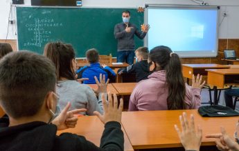 Idei de activități pentru Săptămâna verde. Alex Arhire, autor al ghidurilor metodice de plantare Viitor Plus: „Am gândit conținut care să reîmprietenească copiii cu pădurea și să înlesnească munca profesorilor”