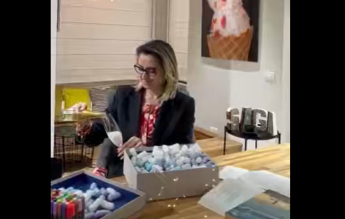 Învățătoarea care promovează un set-cadou: Nu am afirmat că este adresat părinților