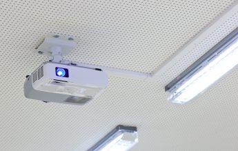 5400 de școli au început să intre în posesia kiturilor multimedia cu videoproiector și notebook – Ministerul Educației