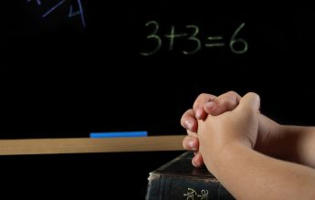 Anglia: Școlile cer încetarea practicii ”arhaice” a rugăciunii zilnice, după rezultatele recensământului