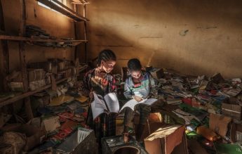 Fotografia anului 2022 aleasă de UNICEF: Copii care citesc într-o bibliotecă devastată de război