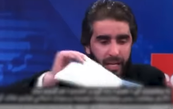 Un profesor afgan și-a rupt diplomele în direct la TV, după ce femeilor le-a fost interzis dreptul la educație