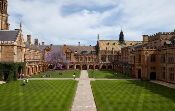 Universitățile din Australia reintroduc examenele „cu pix și hârtie”, din cauza inteligenței artificiale