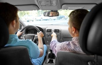 Cum te înscrii în programul ”Permis pentru viitor”, care acoperă costurile școlii de șoferi pentru tineri din medii defavorizate