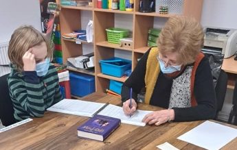 Profesori pensionari, voluntari la o școală din Sibiu din cauza lipsei de personal