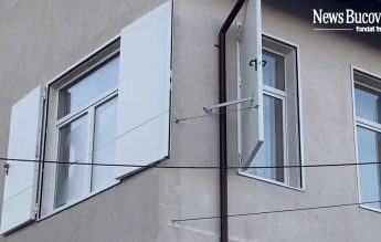 Școală din România, modernizată cu uși la ferestre în loc de obloane