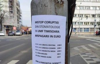 Afișe cu nume de profesori de la UMF acuzați că iau șpagă au împânzit centrul Timișoarei