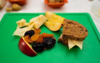 Sandviciul cu brânză dulce, unt sărat și fructe: combinația pe care copiii o vor adora