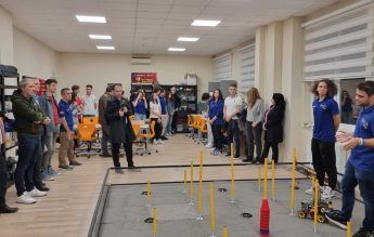 O echipă de elevi strânge bani pentru echiparea laboratoarelor de robotică din liceele românești