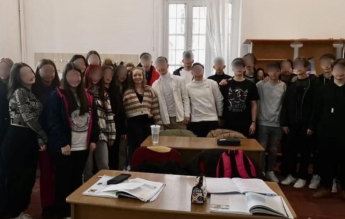 Alexia, fata cu mâinile replantate de medici ieșeni, s-a întors la școală