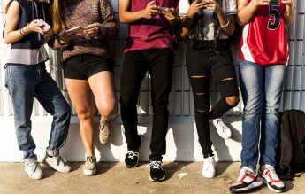 35.6% dintre adolescenți au primit  mesaje online, cu tentă sexuală, nedorite – sondaj World Vision România
