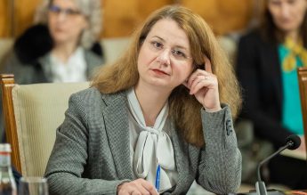 Deca, despre elevii cu medii sub 5 care iau burse de merit: Problema e cum ajung să fie repartizați la clasa a IX-a