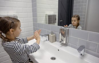 Noile reguli de folosire a toaletelor din școli provoacă revoltă în rândul elevilor din Anglia