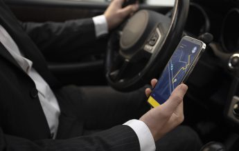 Povestea unui pompier care face și curse de car sharing pentru a plăti meditațiile copiilor, spusă de senatorul Ștefan Pălărie