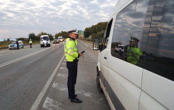 Un șofer băut care transporta elevi a încercat să fugă de polițiști