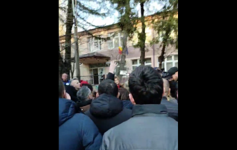 VIDEO Un elev de clasa a treia, motivul unui protest al părinților, la o școală din Târgoviște