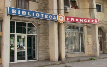 Biblioteca Franceză din Mangalia, închisă de autorități. O asociație ia înapoi 10.000 de cărți donate