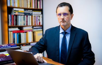 Vasile Bănescu, fake news în Vinerea Mare: Noua lege a învățământului i-ar pune pe elevi să ridice mâna să spună dacă sunt homosexuali