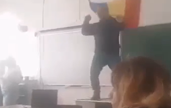 “Sus pe bar, sus pe catedră” – Un diriginte a făcut ”show” în clasă, în Săptămâna Altfel