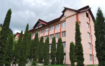 Polițist, acuzat că l-a bătut pe un coleg al fiului său, de față cu profesori din școală