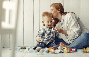 Părinţii singuri nu mai pot fi obligaţi să lucreze în ture de noapte