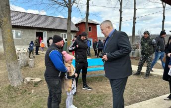Vaslui: O școală ține cursuri în prăznicarul din cimitir. Părinții sunt revoltați, după ce DSP a amendat-o
