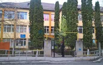 Cluj. Elev „îngrijit” cu un coș de gunoi, la simularea la matematică