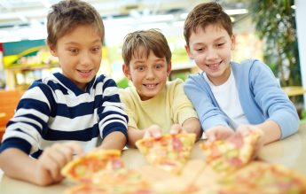 O școală din Gorj le oferă copiilor kebab și pizza la masa de prânz – Digi 24