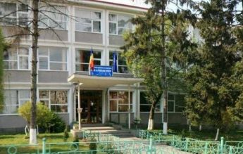 Elevul care și-a amenințat profesorul cu un cuțit va fi cercetat sub control judiciar