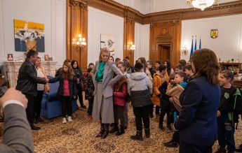 Dans pe muzica lui Pharrell, cu Alina Gorghiu și elevi din Domnești, la Senat