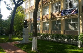 Elevi de clasa a II-a, loviți şi înjuraţi de învăţătoare. Conducerea școlii este acuzată de mușamalizare