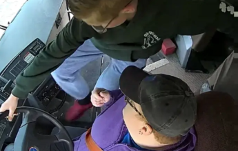 Un elev american de 13 ani a salvat autobuzul şcolar plin cu elevi, după ce şoferiţa a leşinat la volan