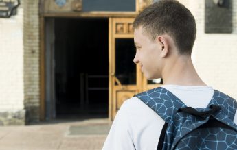 Deca: Nu cred că respectul pentru cadrul didactic se rezumă prin intrarea separată în școală