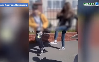 Elev filmat în timp ce era bătut de mai multe colege