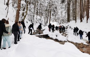 500 de studenți de la Universitatea Transilvania din Brașov, drumeție riscantă pentru prezențe la sport