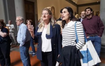 Părinți vs. Michelangelo. Directoarea din SUA a acceptat invitația și a mers să vadă sculptura „David”, în Italia