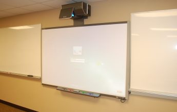 Filme pentru adulți, proiectate de elevi pe tabla interactivă din clasă