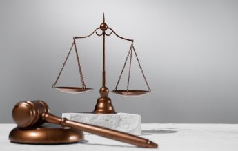 Elevul care și-a înjunghiat profesoara de japoneză cere să fie lăsat în libertate